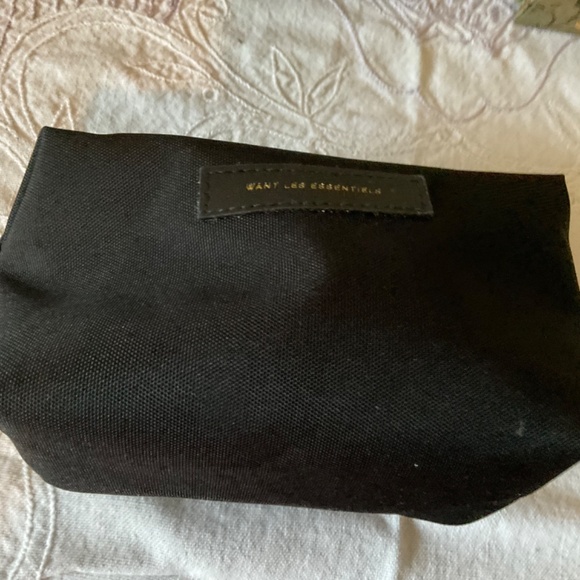 Want les Essentiels and Air Canada Business Class Amenity Kits 🍁 - Picture 8 of 10